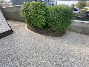 Gravel driveway with cobble footpath11