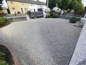 Gravel driveway with cobble footpath14