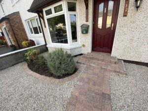 Gravel driveway with cobble footpath8