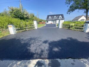Tarmac driveway with silver granite borders2