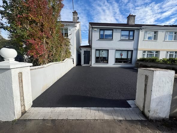 Tarmacadam driveway completed in blanchardstown with silver granite border 1 Newly installed tarmacadam driveway with silver granite border at a residential property in Blanchardstown, Dublin.